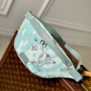 lv louis vuitton discovery bumbag #m22576