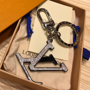 lv louis vuitton capucines strass bag charm and key holder #m64264