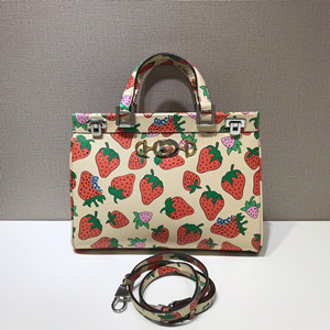 gucci zumi strawberry print medium top handle bag #564714