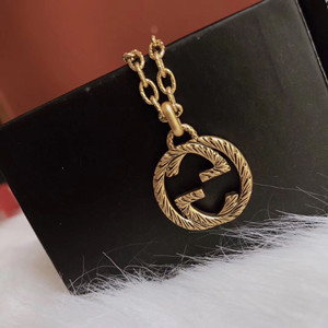 gucci necklace with interlocking g