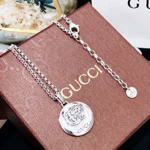 gucci "blind for love" necklace