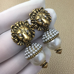 gucci lion head earrings with pearl