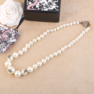 gucci pearl necklace with strawberry closure