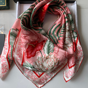 gucci hawaiian print silk scarf 90cm x 90cm