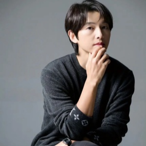 lv louis vuitton monogram cuff crew neck sweater