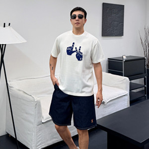 lv louis vuitton short-sleeved signature patch crewneck