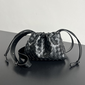 bottega veneta intrecciato piccolo medium pouch #876625