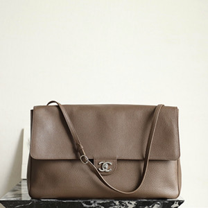 chanel 38cm maxi flapbag