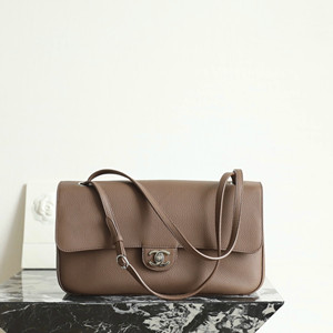 chanel 32cm maxi flapbag