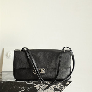 chanel 32cm maxi flapbag