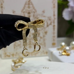 dior brooch