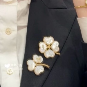 dior brooch
