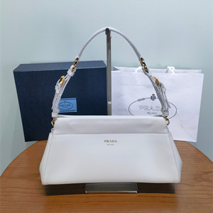 prada enchaîné medium leather bag #1bc262